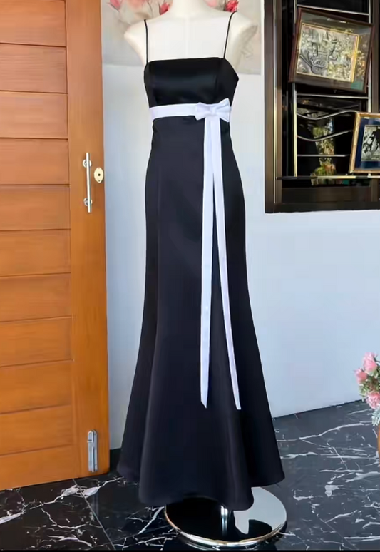 Elegantes schwarzes Satin-Abendkleid mit Spaghettiträgern, ärmellos, ideal für Geburtstage (DP05220)