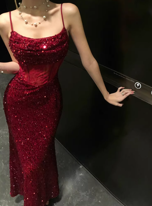 Elegantes burgunderrotes Pailletten-Etuikleid mit Spaghettiträgern, ärmellos, ideal für den Abschlussball oder Geburtstag (DP05222)