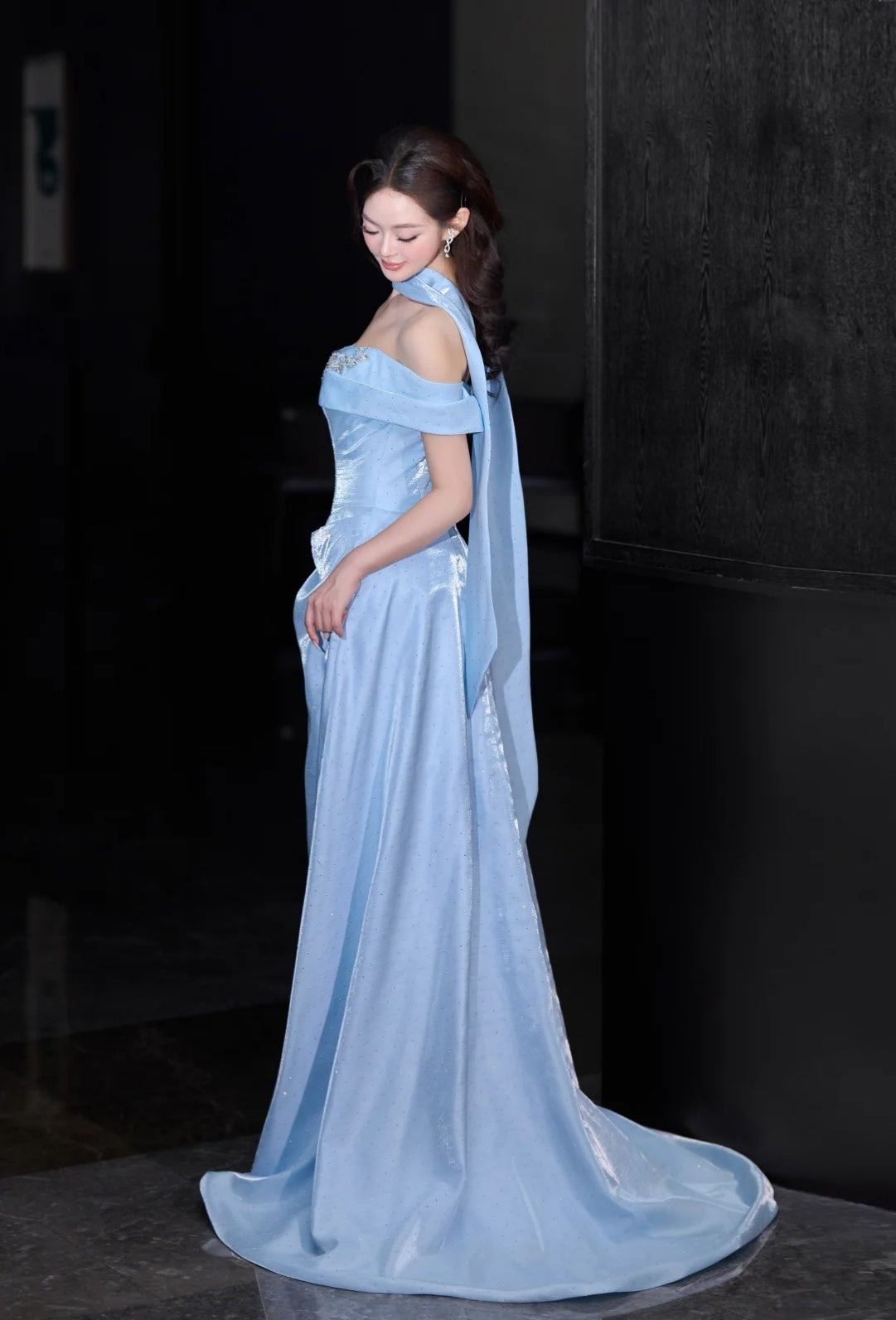 Classy Blue Prom Dress Satin Off-shoulder Sheath Evening Dress Sleeveless Birthday Dress ED05236