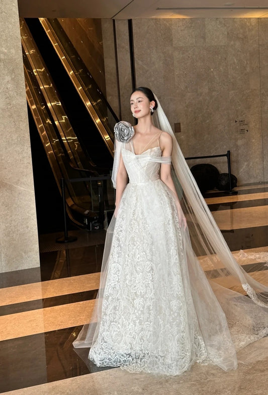 Elegantes weißes Brautkleid aus Spitze mit V-Ausschnitt, A-Linien-Schnitt, ärmellos, DP05249