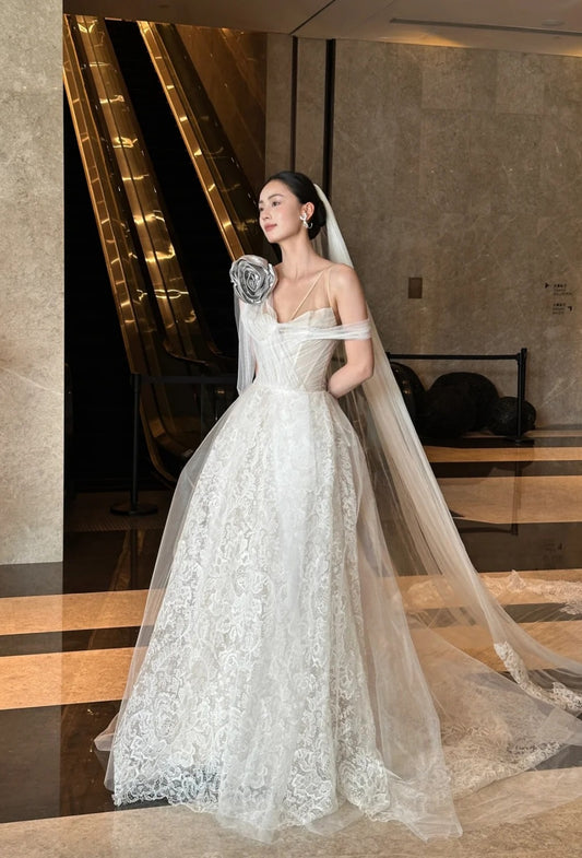 Elegantes weißes Brautkleid aus Spitze mit V-Ausschnitt, A-Linien-Schnitt, ärmellos, DP05249