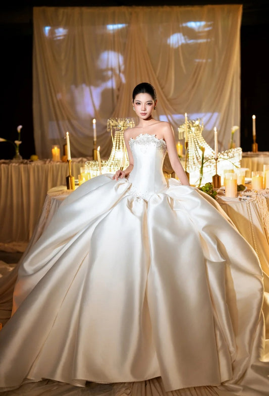 Elegantes weißes Brautkleid aus Satin, trägerlos, ärmellos, DP05250