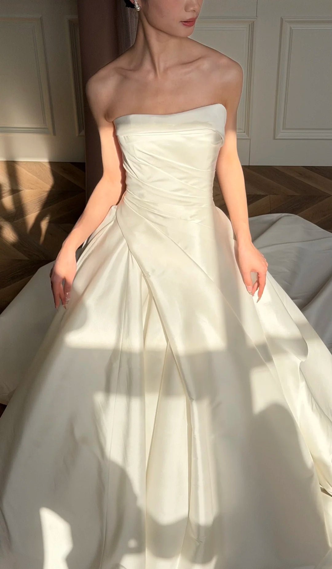 Elegant A-Line Wedding Dress Satin Strapless Bridal Dress Sleeveless Bridal Gown DP05251