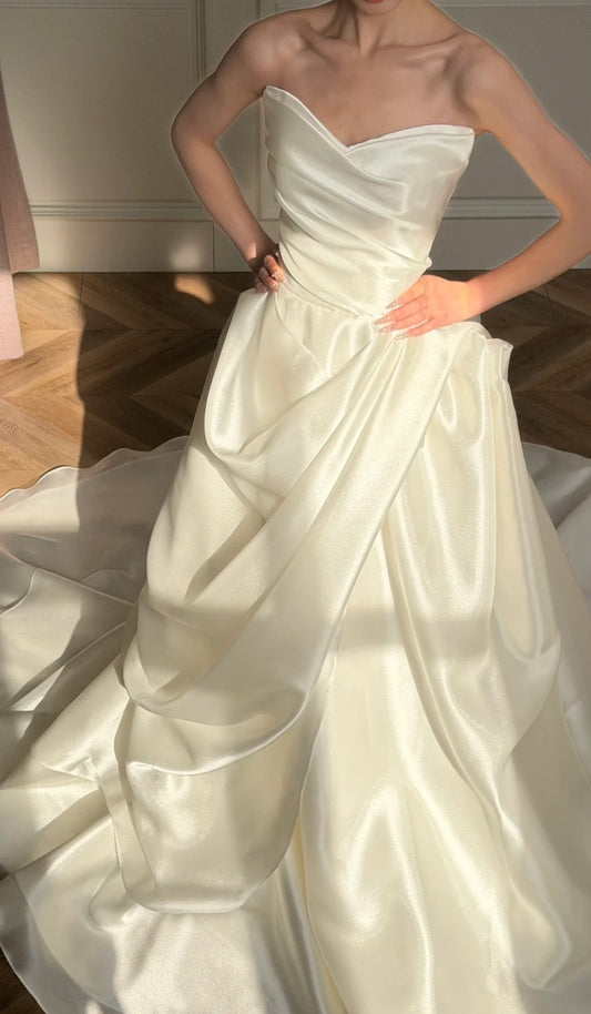 Elegantes weißes A-Linien-Brautkleid aus Satin mit V-Ausschnitt, ärmellos, DP05252