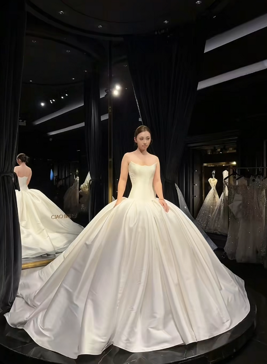 Zeitloses, ärmelloses, trägerloses Brautkleid aus Satin in Weiß (Etui-Schnitt) DP05253
