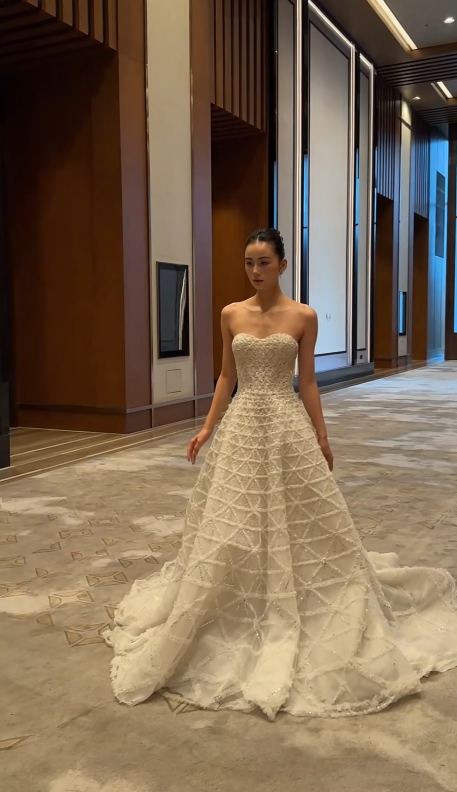 Timeless A-Line White Wedding Dress Tulle Beaded Strapless Bridal Dress Sleeveless Bridal Gown DP05255
