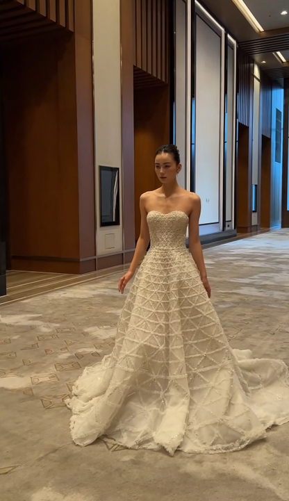 Timeless A-Line White Wedding Dress Tulle Beaded Strapless Bridal Dress Sleeveless Bridal Gown DP05255