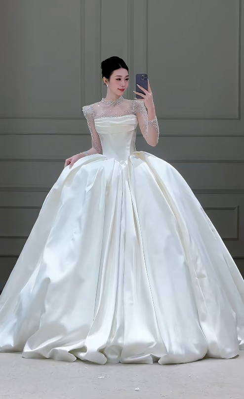 Zeitloses weißes Brautkleid aus Satin mit hohem Kragen und A-Linien-Schnitt, Modell DP05271