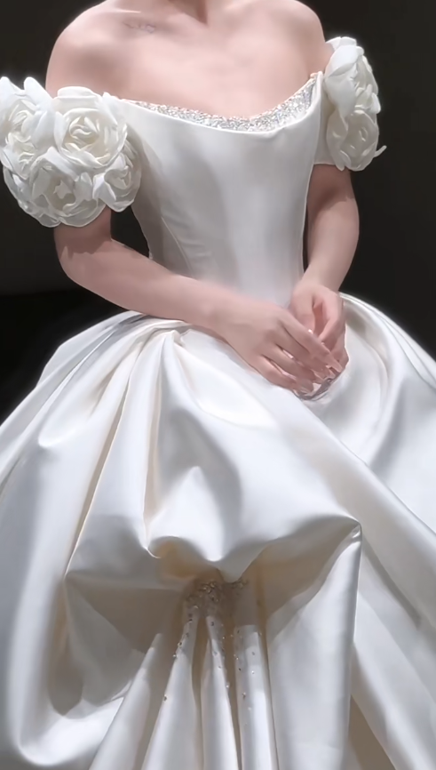 Robe de mariée blanche intemporelle, épaules dénudées, coupe trapèze, en satin, DP05274
