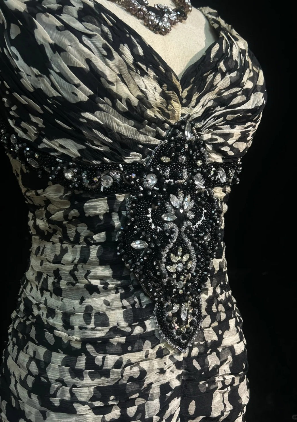 Elegantes langes Chiffon-Abendkleid mit Leopardenmuster und V-Ausschnitt, DP05281