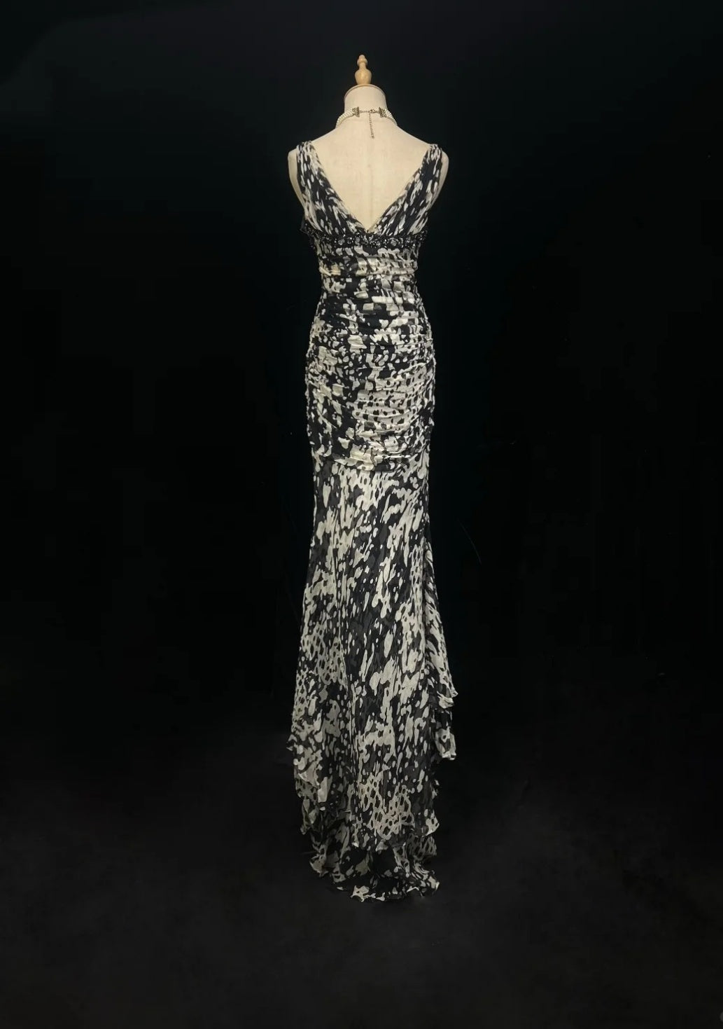 Elegantes langes Chiffon-Abendkleid mit Leopardenmuster und V-Ausschnitt, DP05281