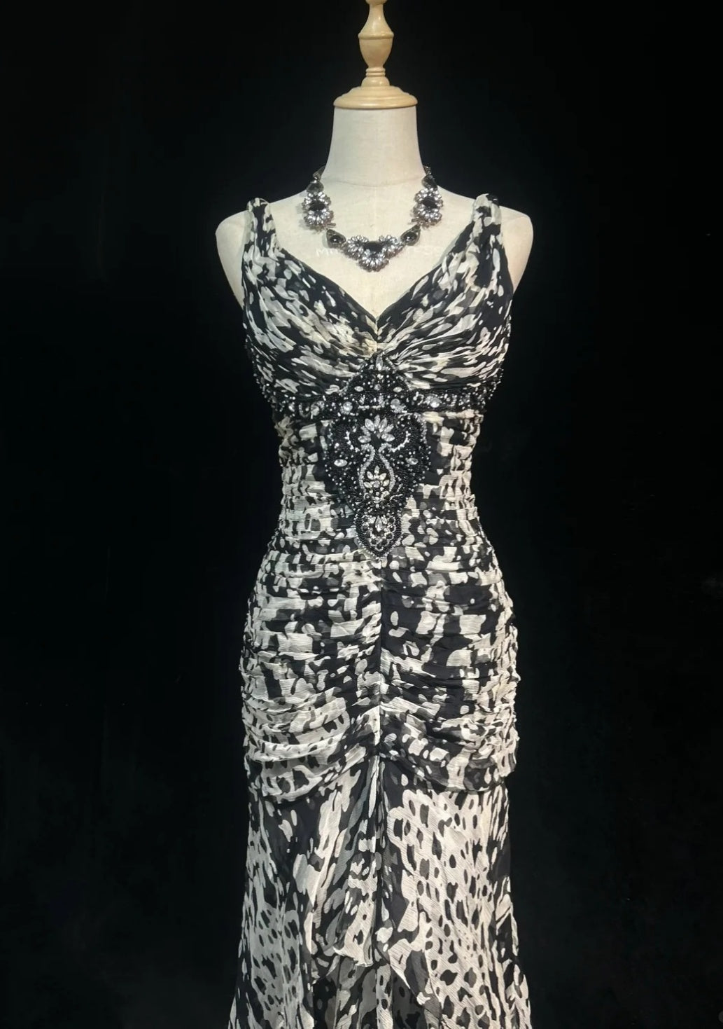 Elegantes langes Chiffon-Abendkleid mit Leopardenmuster und V-Ausschnitt, DP05281