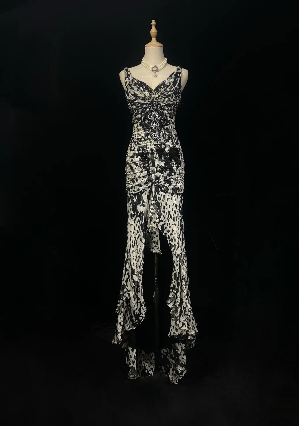 Elegantes langes Chiffon-Abendkleid mit Leopardenmuster und V-Ausschnitt, DP05281