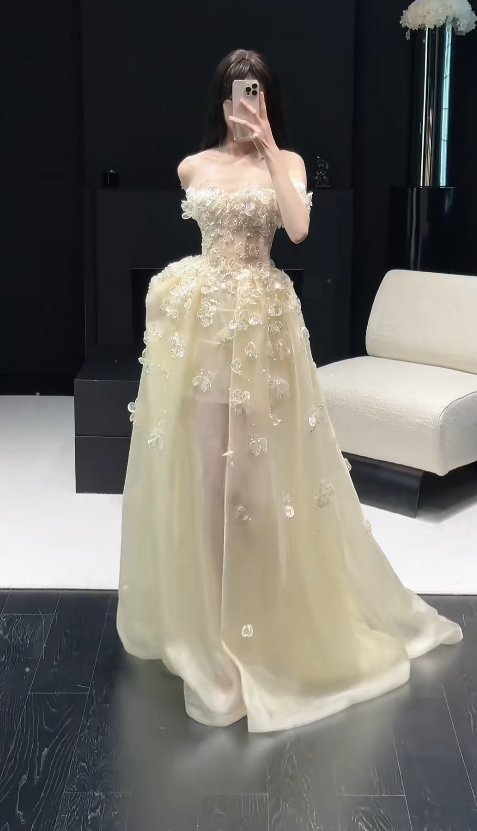 Feen-Lichtgelbes Ballkleid Applikation Geburtstagskleid Schulterfrei A-Linie Tüll Langes Abendkleid DP05320