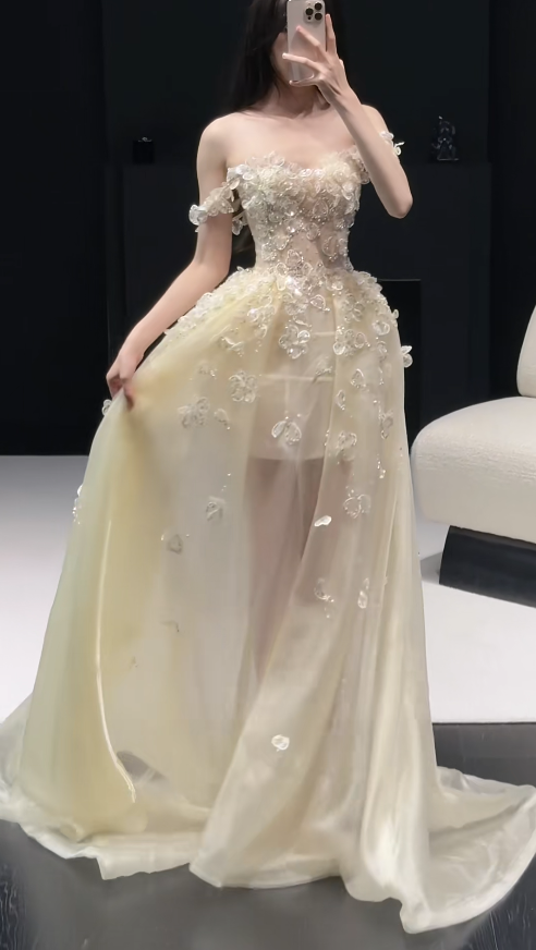 Feen-Lichtgelbes Ballkleid Applikation Geburtstagskleid Schulterfrei A-Linie Tüll Langes Abendkleid DP05320