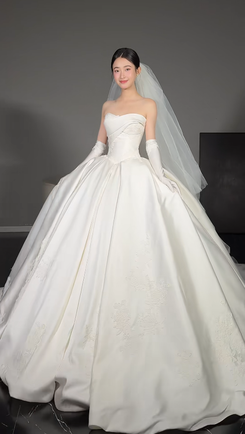 Glamouröses A-Linien-Brautkleid, trägerlos, Satin, ärmellos, Weiß DP05326
