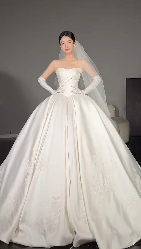 Glamouröses A-Linien-Brautkleid, trägerlos, Satin, ärmellos, Weiß DP05326