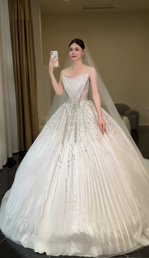 Glamouröses A-Linien-Brautkleid, trägerlos, Chiffon, Weiß, ärmellos, DP05327