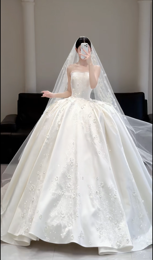 Schlichtes langes A-Linien-Hochzeitskleid Trägerloses Brautkleid aus Satin Weißes ärmelloses Brautkleid DP05329