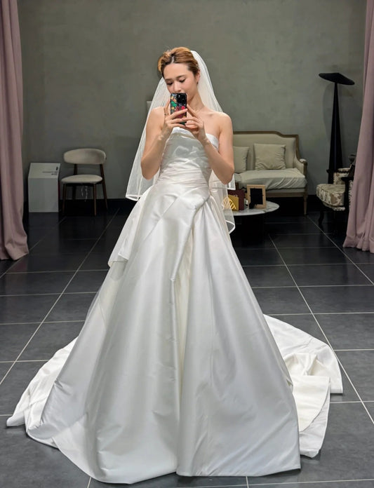 Elegantes, langes A-Linien-Hochzeitskleid, trägerlos, aus Satin, Brautkleid, ärmelloses Brautkleid, Weiß, DP05340
