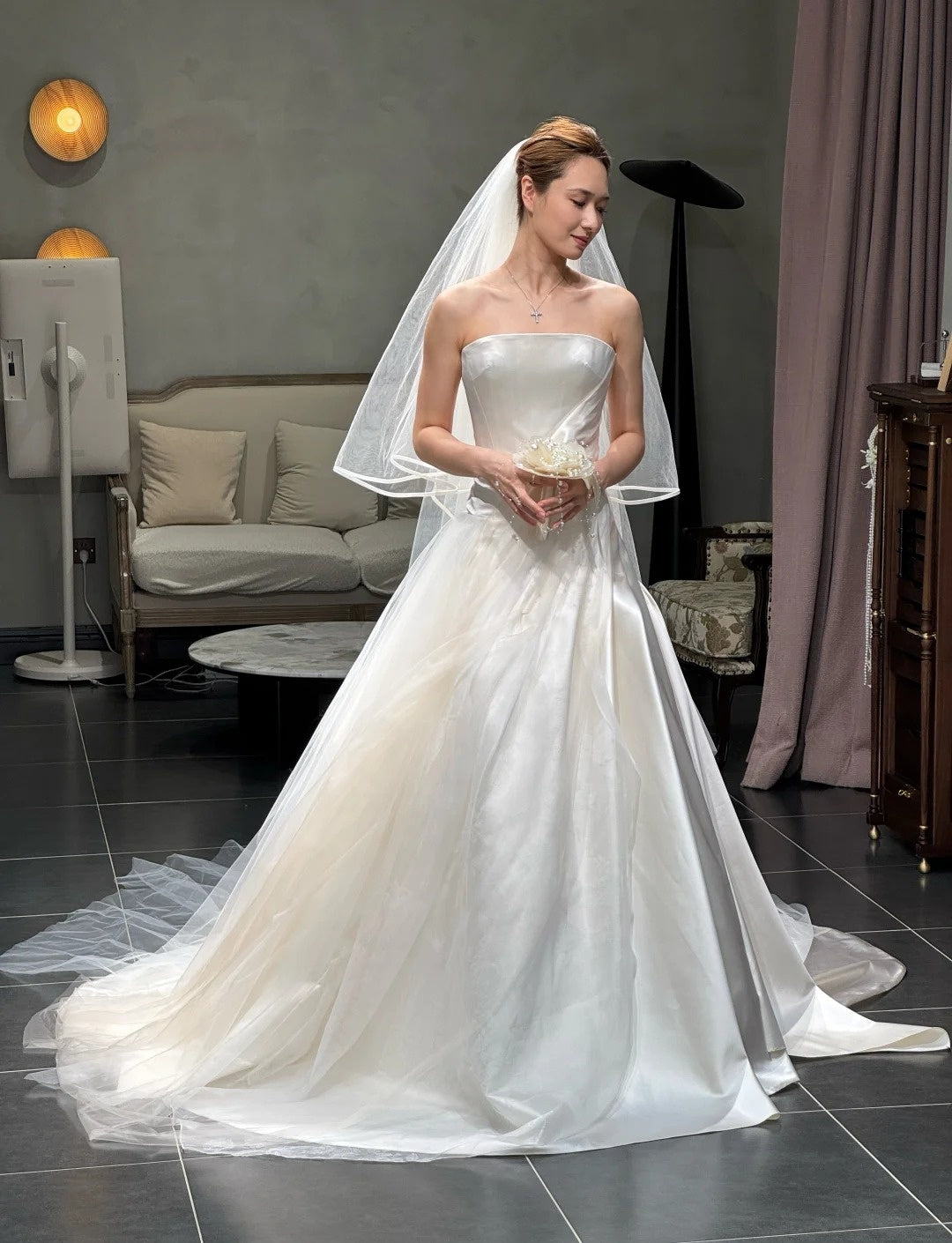 Elegantes langes A-Linien-Hochzeitskleid trägerloses Brautkleid aus Satin Weiß ärmelloses Brautkleid DP05341