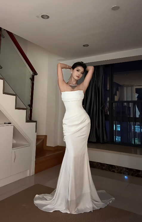 Elegantes weißes Hochzeitskleid, trägerlos, Etui-Stil, Chiffon-Brautkleid, ärmellose Brautrobe DP05347