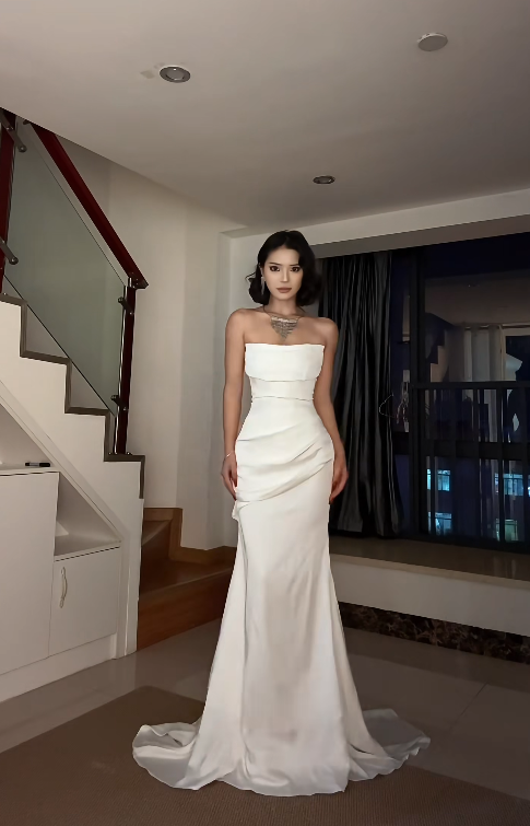 Elegantes weißes Hochzeitskleid, trägerlos, Etui-Stil, Chiffon-Brautkleid, ärmellose Brautrobe DP05347