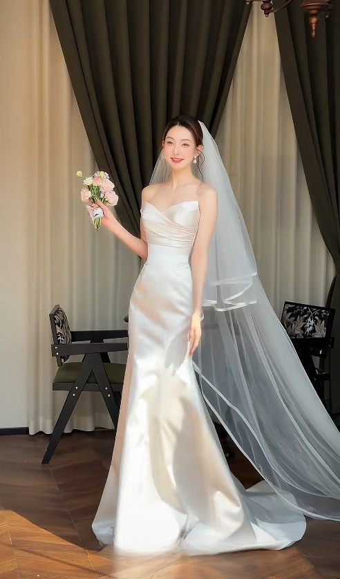 Elegantes weißes Hochzeitskleid mit Spaghettiträgern, Etui-Schnitt, Satin, ärmelloses Brautkleid DP05348