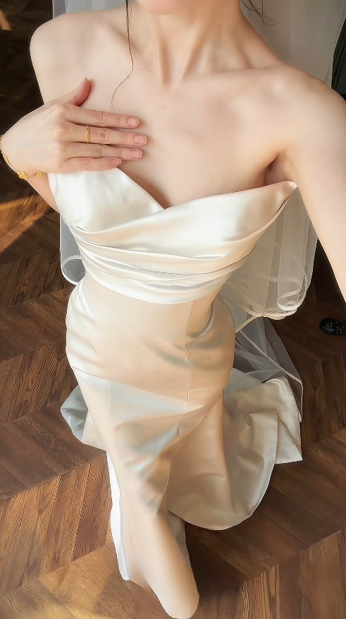 Elegantes weißes Hochzeitskleid mit Spaghettiträgern, Etui-Schnitt, Satin, ärmelloses Brautkleid DP05348