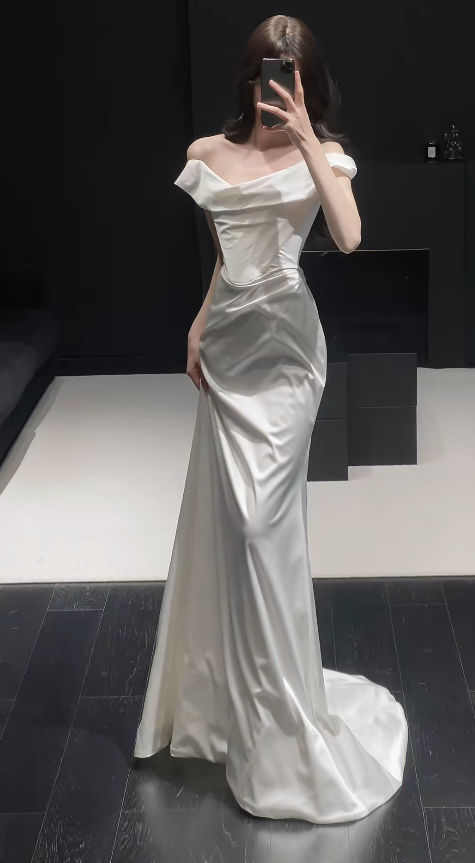 Elegantes weißes Hochzeitskleid, schulterfrei, Etui-Satin-Brautkleid, ärmelloses Brautkleid DP05349