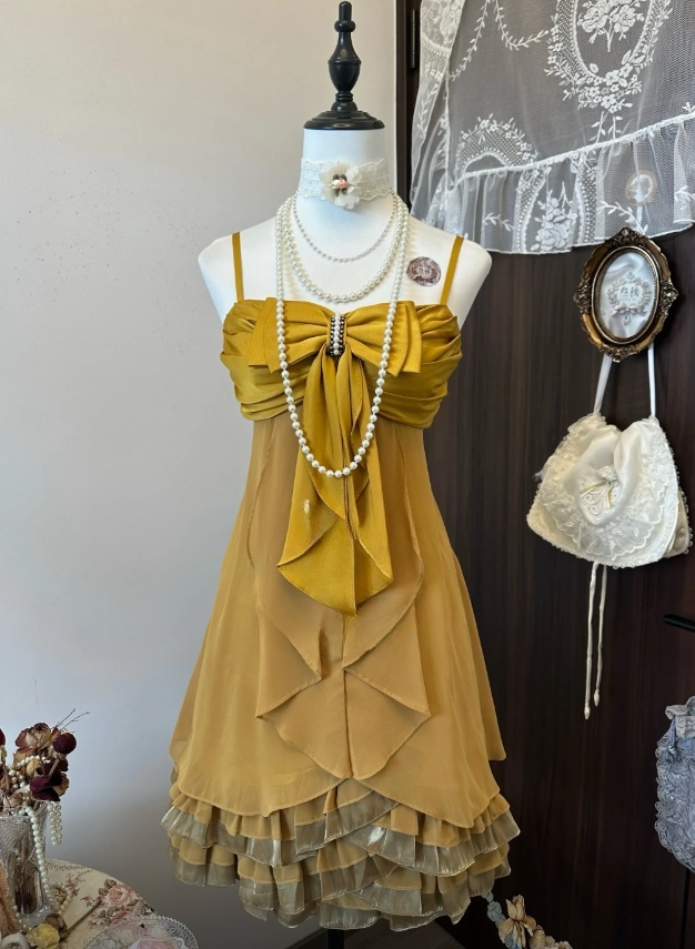 Schickes gelbes Geburtstagskleid Etui-Schnitt Spaghettiträger Kurzes Heimkehrkleid Chiffon Ärmelloses Partykleid DP05362