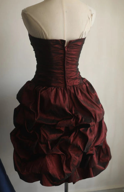 Superbe robe de bal courte rouge foncé, sans bretelles, fourreau, robe de cocktail sans manches en satin pour anniversaire DP05380