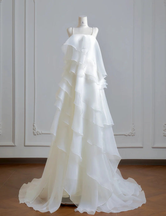Einfaches, weißes Brautkleid mit Trägern, Etui-Brautkleid, gestuftes Chiffon-Brautkleid DP05389