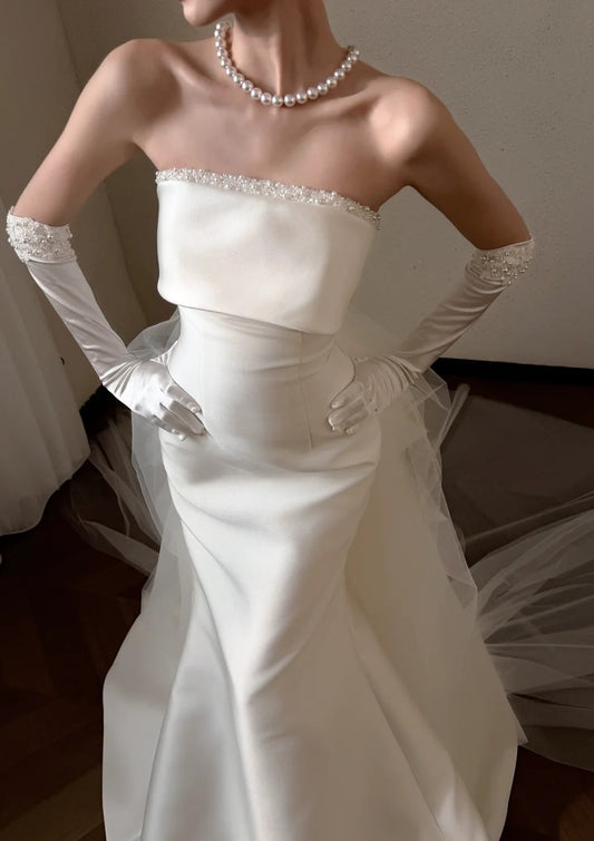Zeitloses trägerloses Hochzeitskleid Etui-Satin Brautkleid Ärmellose weiße Brautkleider DP05396