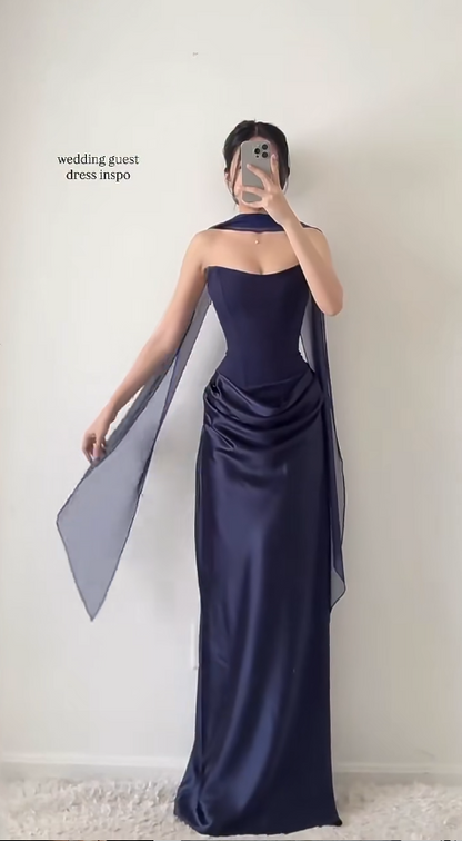 Robe de soirée longue fourreau sans bretelles en satin bleu marine chic pour invitée de mariage DP05448