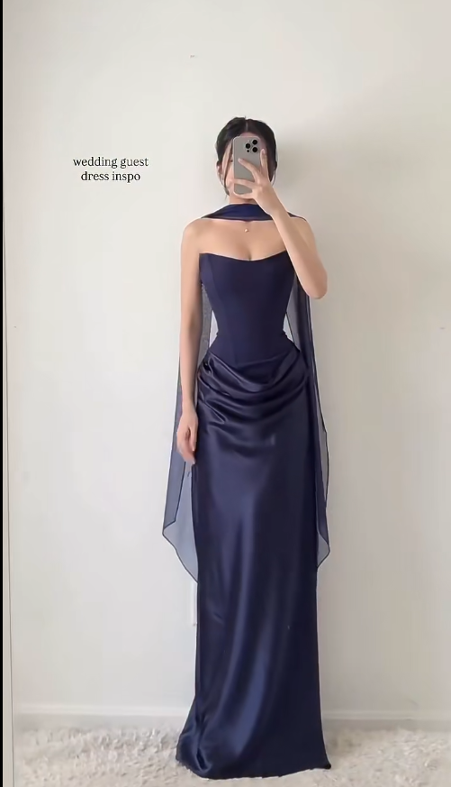 Robe de soirée longue fourreau sans bretelles en satin bleu marine chic pour invitée de mariage DP05448