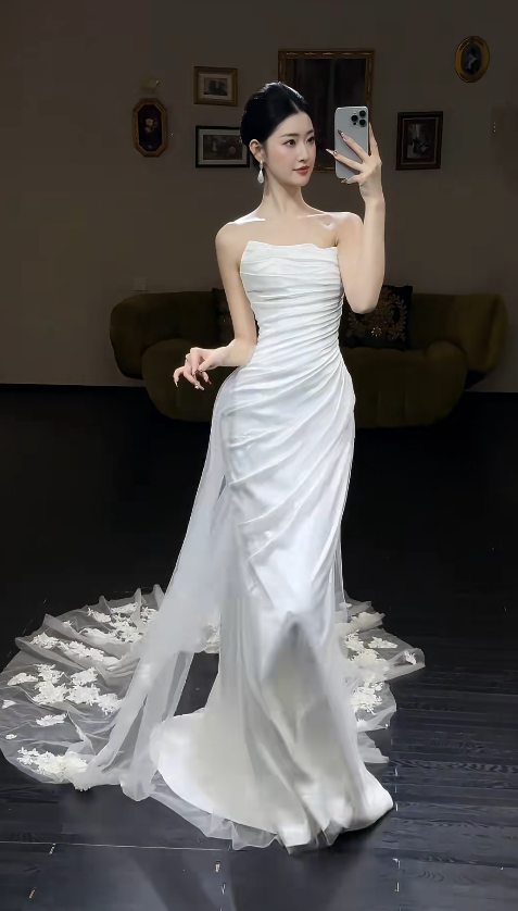 Bescheidenes Etuikleid für die Hochzeit, trägerloses Brautkleid in Weiß, Brautkleid aus Tüll DP05455