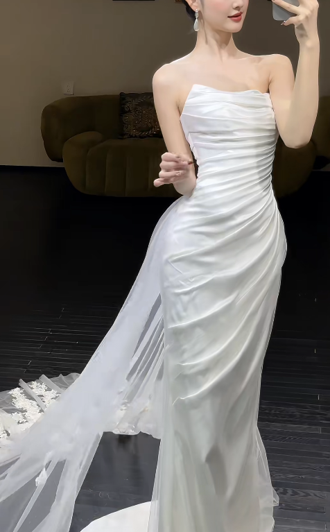Bescheidenes Etuikleid für die Hochzeit, trägerloses Brautkleid in Weiß, Brautkleid aus Tüll DP05455