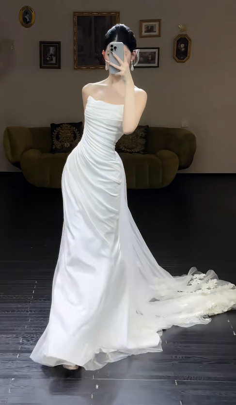 Bescheidenes Etuikleid für die Hochzeit, trägerloses Brautkleid in Weiß, Brautkleid aus Tüll DP05455