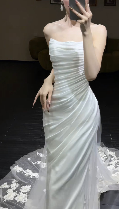 Bescheidenes Etuikleid für die Hochzeit, trägerloses Brautkleid in Weiß, Brautkleid aus Tüll DP05455