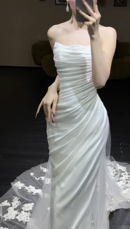 Bescheidenes Etuikleid für die Hochzeit, trägerloses Brautkleid in Weiß, Brautkleid aus Tüll DP05455