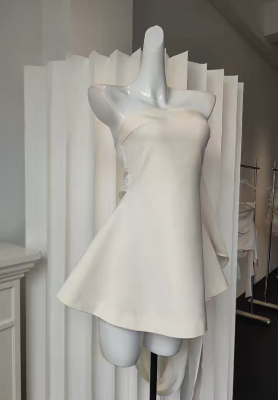 Elegantes weißes kurzes Ballkleid A-Linie Chiffon Geburtstagskleid Trägerloses Cocktailkleid DP05488