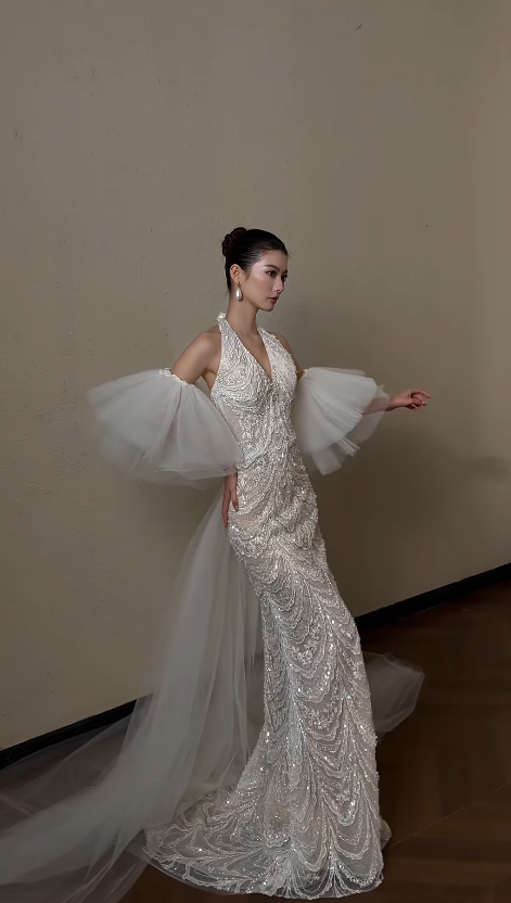 Robe de mariée longue intemporelle fourreau à col américain, avec appliques de dentelle, robe de mariée blanche DP05566