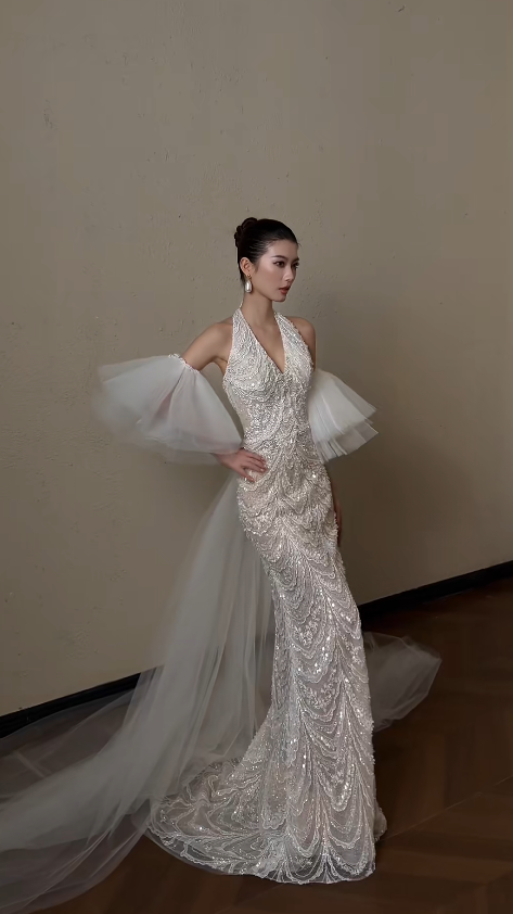 Robe de mariée longue intemporelle fourreau à col américain, avec appliques de dentelle, robe de mariée blanche DP05566