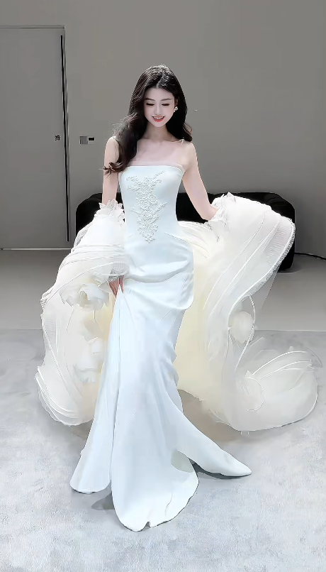 Zeitloses trägerloses Etui-Brautkleid aus Chiffon, langes Brautkleid Weiß DP05567