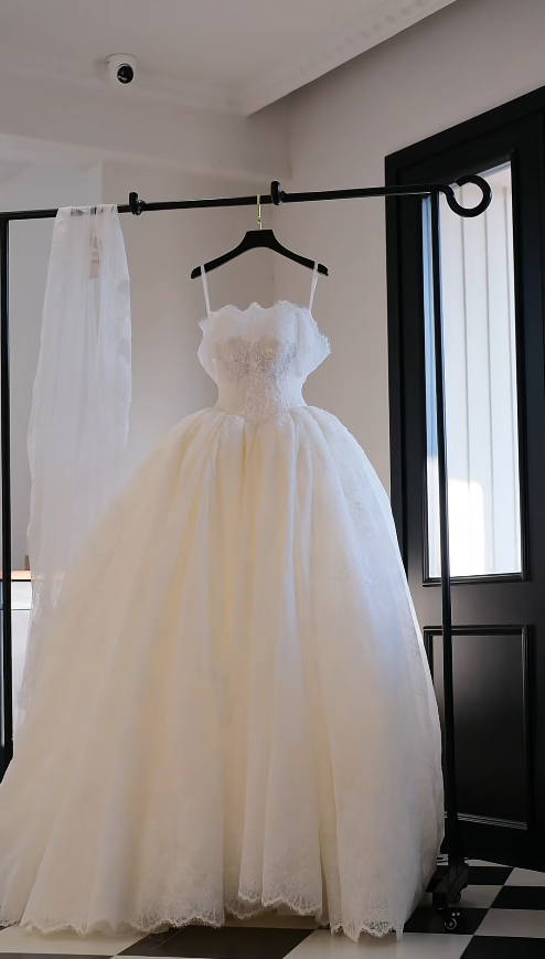 Zeitloses trägerloses A-Linien-Hochzeitskleid Tüll-Brautkleid Weißes Brautkleid DP05618