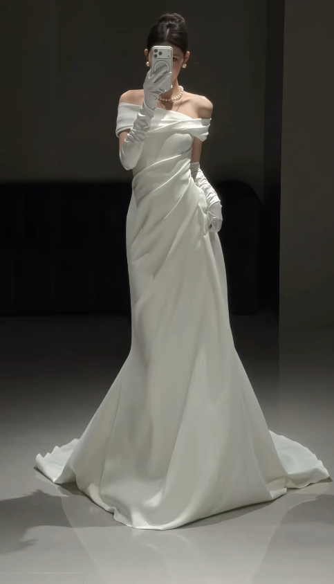 Zeitloses schulterfreies Etui-Hochzeitskleid Satin Brautkleid Weißes Brautkleid DP05671