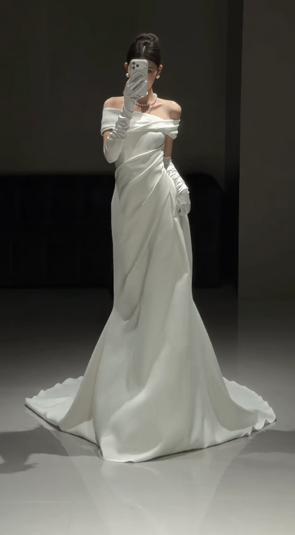 Zeitloses schulterfreies Etui-Hochzeitskleid Satin Brautkleid Weißes Brautkleid DP05671