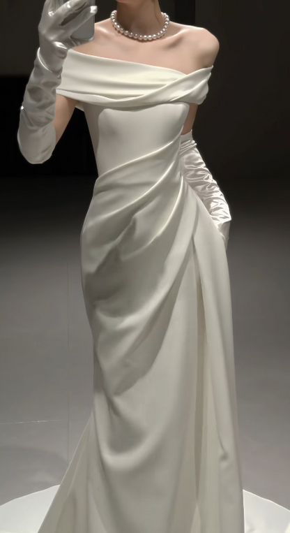 Zeitloses schulterfreies Etui-Hochzeitskleid Satin Brautkleid Weißes Brautkleid DP05671