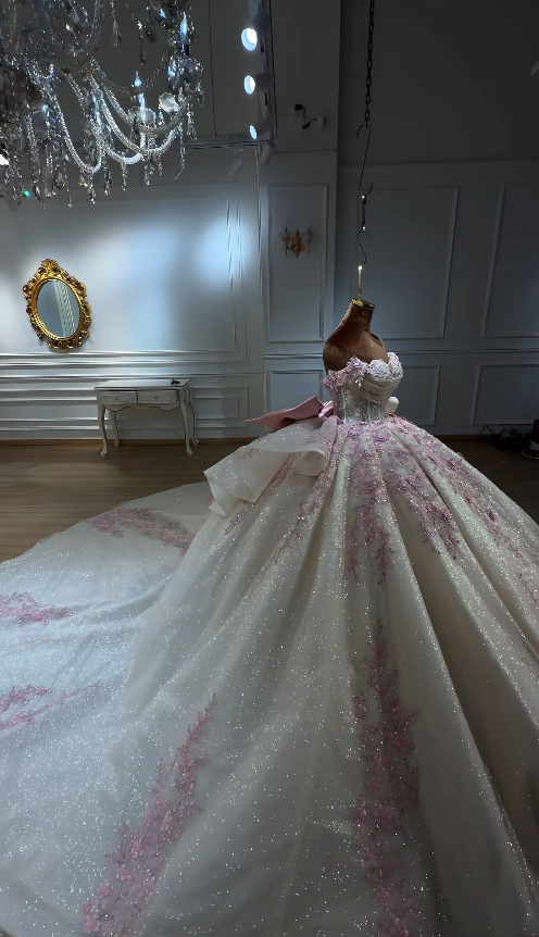 Wunderschönes schulterfreies Ballkleid Quinceañera Kleid Tüll Applikationen Langes Geburtstagsfeierkleid Weißes Sweet 16 Kleid DP05674